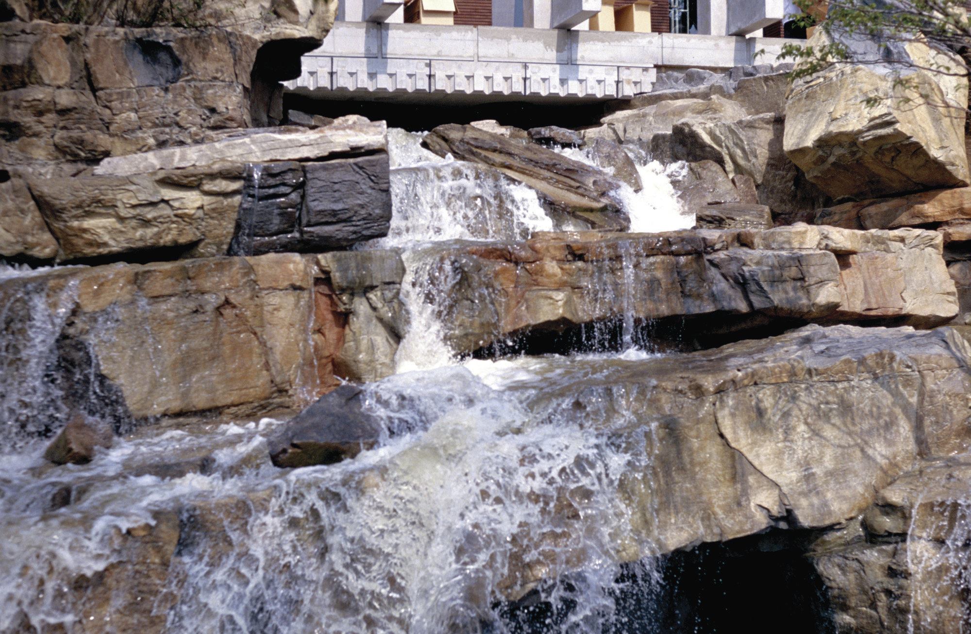 Best practices: This rockwork, by diGiacomo Inc., shows excellent shading, with mineral staining and wear depicted. The shading was applied vertically because rainwater would fall down the formation, carrying minerals and dirt with it.