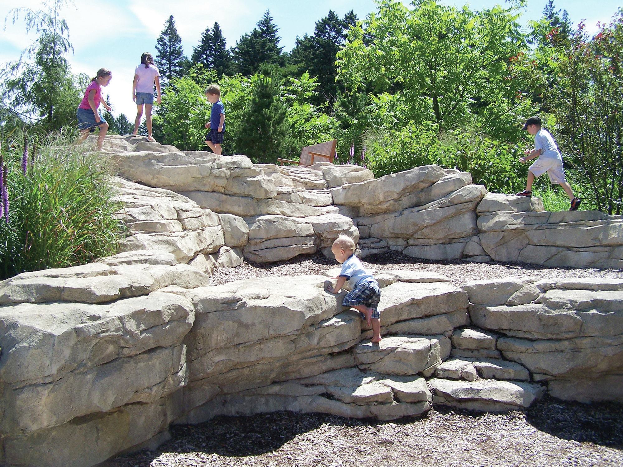 Best practices: The rockwork here features grain cracks that essentially run parallel and are not overly uniform. 