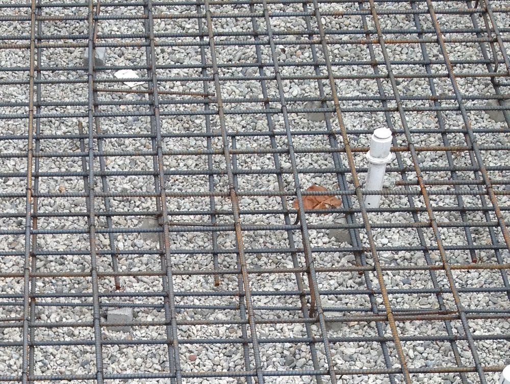 While most municipalities only mandate them on commercial 
installations, non-contact splices are recommended by the American 
Concrete Institute for every pool and spa. They are more difficult to 
tie and some don't like how crowded they can make the grid seem. For 
some, the question of whether to require non-contact splices boils down 
to how much a builder trusts the shotcrete applicator to get the 
concrete around the bars.