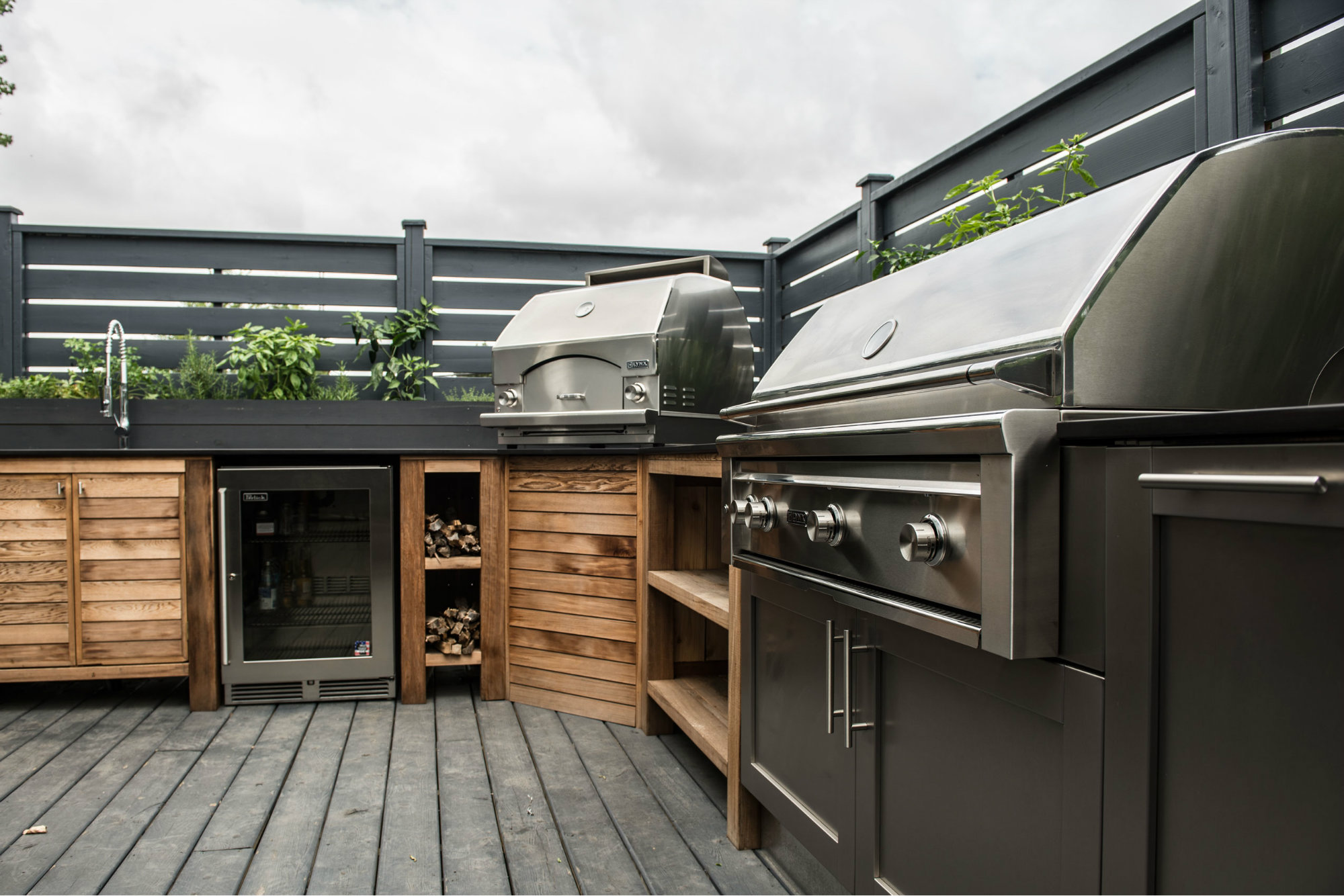 Urban Bonfire has a complete outdoor kitchen on a terrace in its Montreal showroom. It’s a place to demonstrate the cooking power of outdoor appliances, as well as  entertain customers.