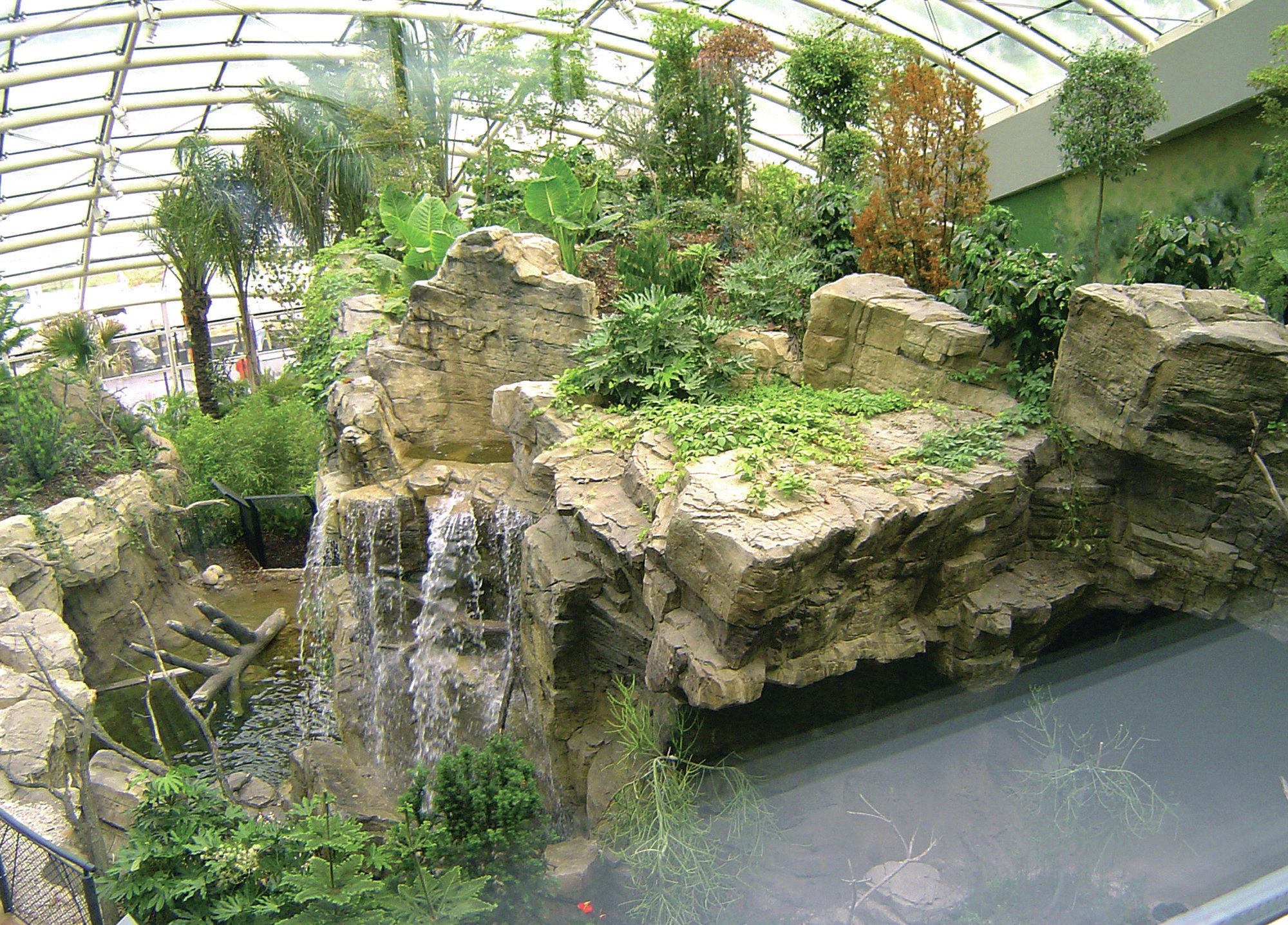 Best practices: Here, craggy weir surfaces break up the water to avoid glassy sheets. Note that the weirs do not sit at the fall’s pinnacle, but are set lower, with small pools of water behind them.