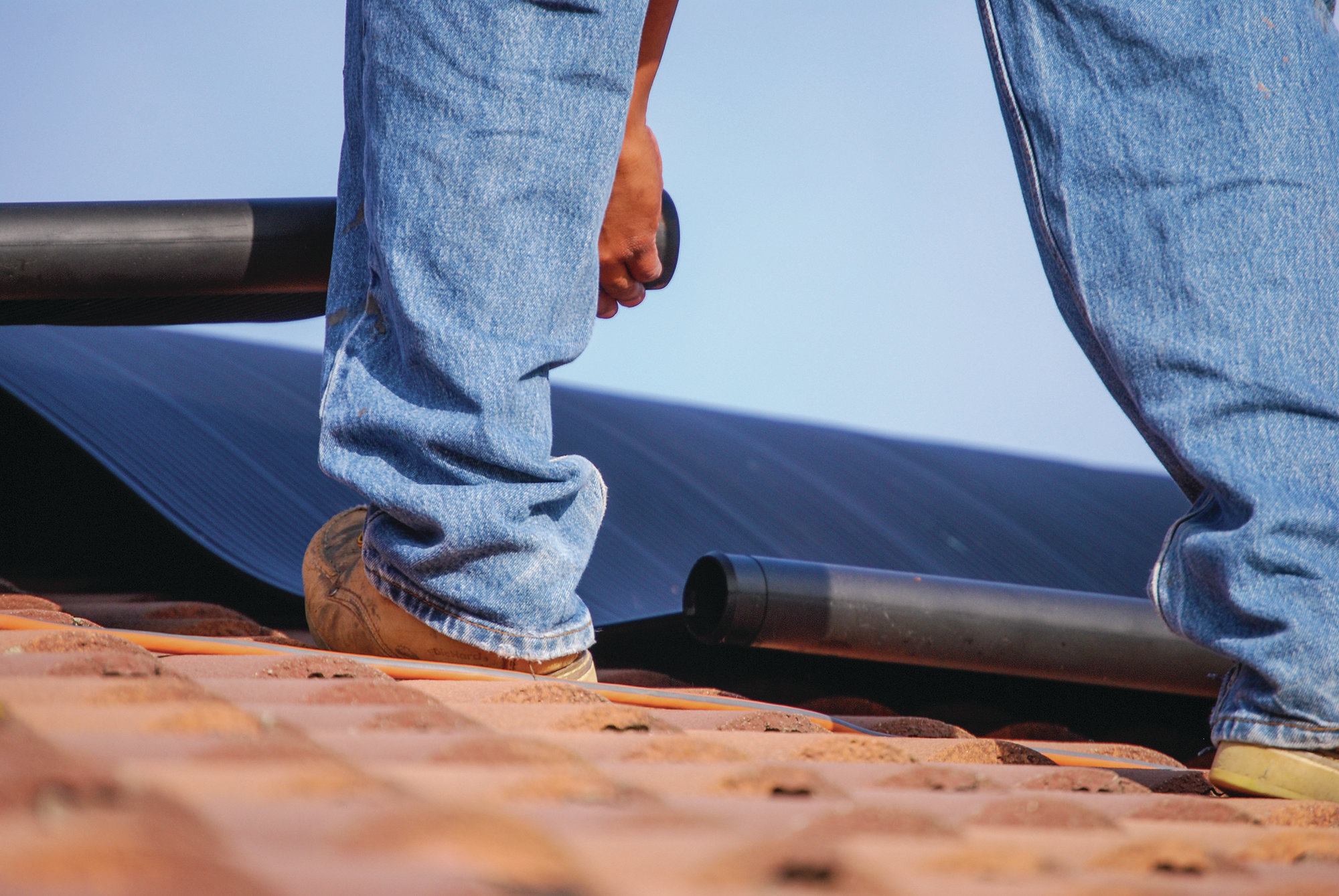 3) The pipes at the bottom of each collector should be fitted together.