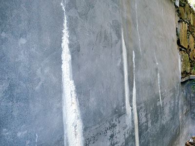 Paying the consequences: The contractor of the vanishing-edge wall,

above left, appears to have skipped waterproofing, resulting in

efflorescence on both sides. To bolster his argument in favor of

waterproofing throughout every pool, regardless of finish, builder

and consultant Dave Peterson shows the project above right. The

hairline cracks likely won’t damage the structure, but

efflorescence has built up inside them. Even though the pool has

been empty for weeks, the plaster next to the cracks is wet from

groundwater pushing through..