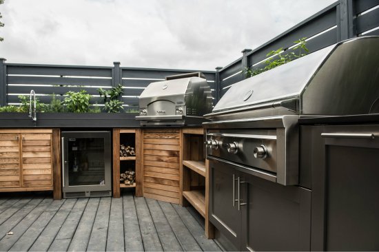 Urban Bonfire has a complete outdoor kitchen on a terrace in its Montreal showroom. It’s a place to demonstrate the cooking power of outdoor appliances, as well as entertain customers.